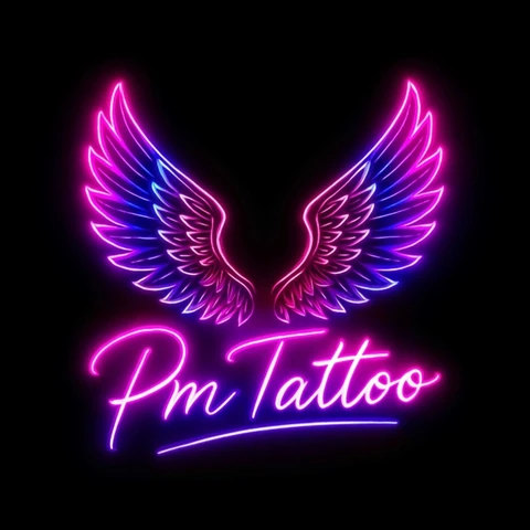 Logo PM Tattoo — neonowe różowo-niebieskie skrzydła