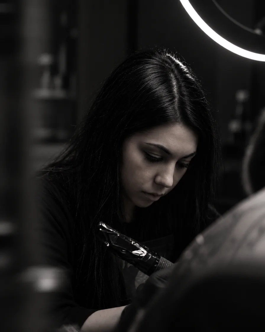Paula podczas tatuowania w pracowni PM Tattoo w Legnicy