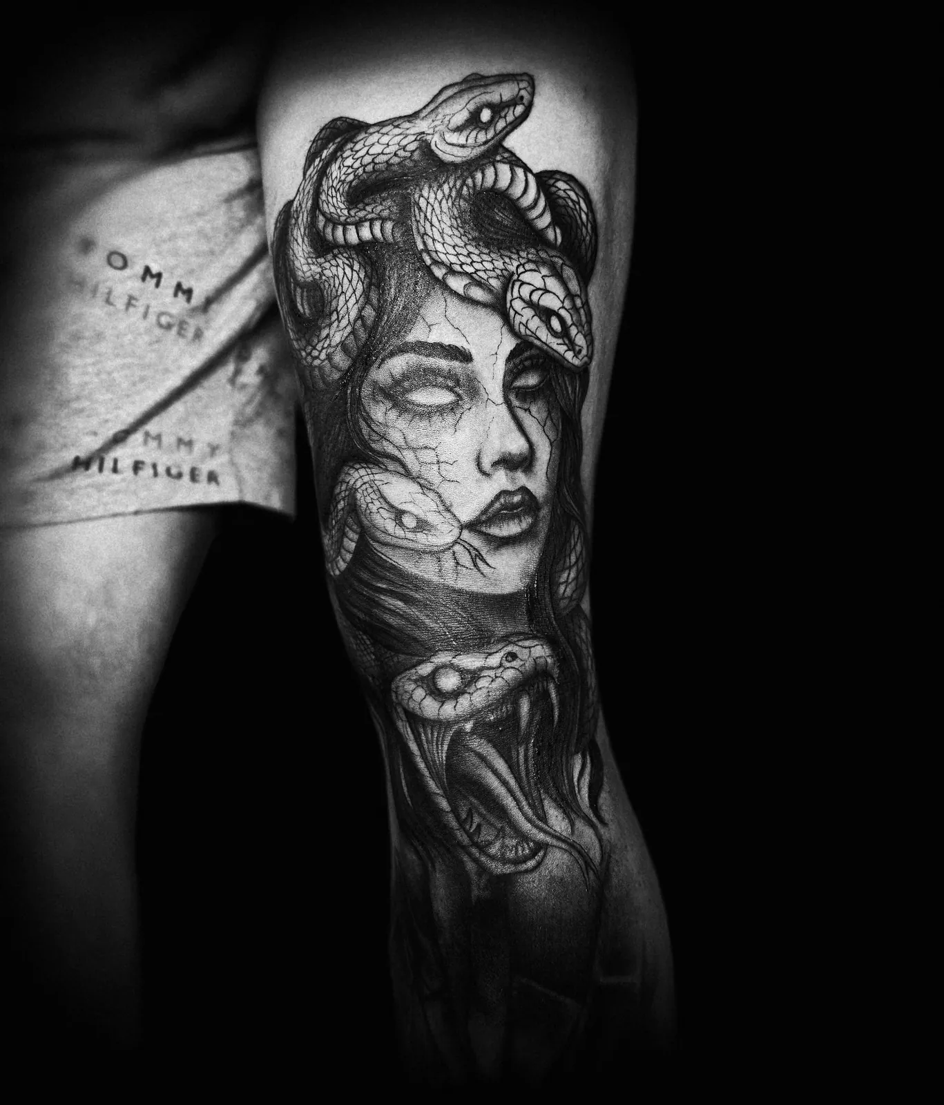 Realistyczny tatuaż Meduzy z wężami we włosach na udzie, wykonany w PM Tattoo w Legnicy