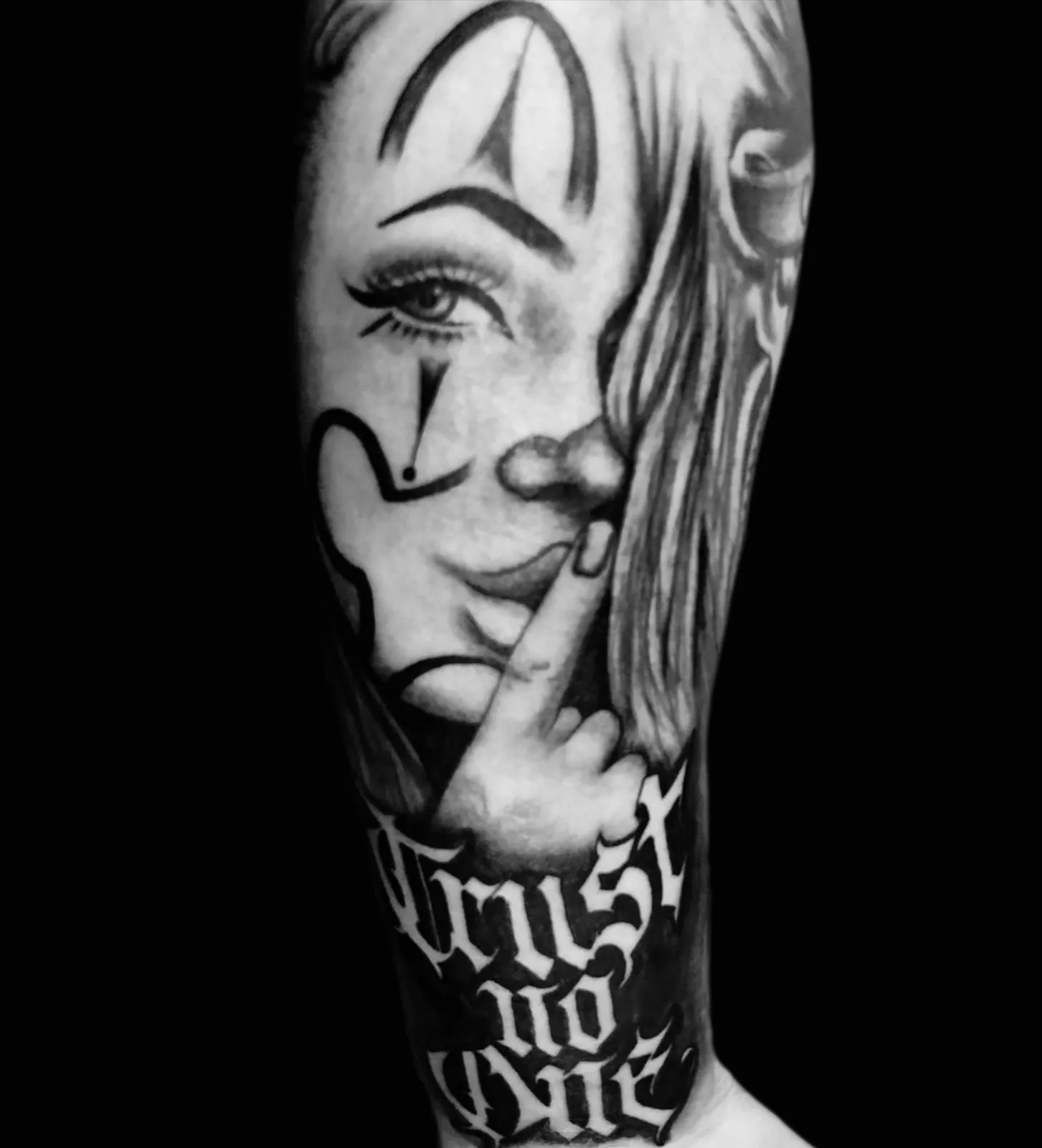 Realistyczny tatuaż kobiecej twarzy z napisem na przedramieniu, wykonany w PM Tattoo w Legnicy