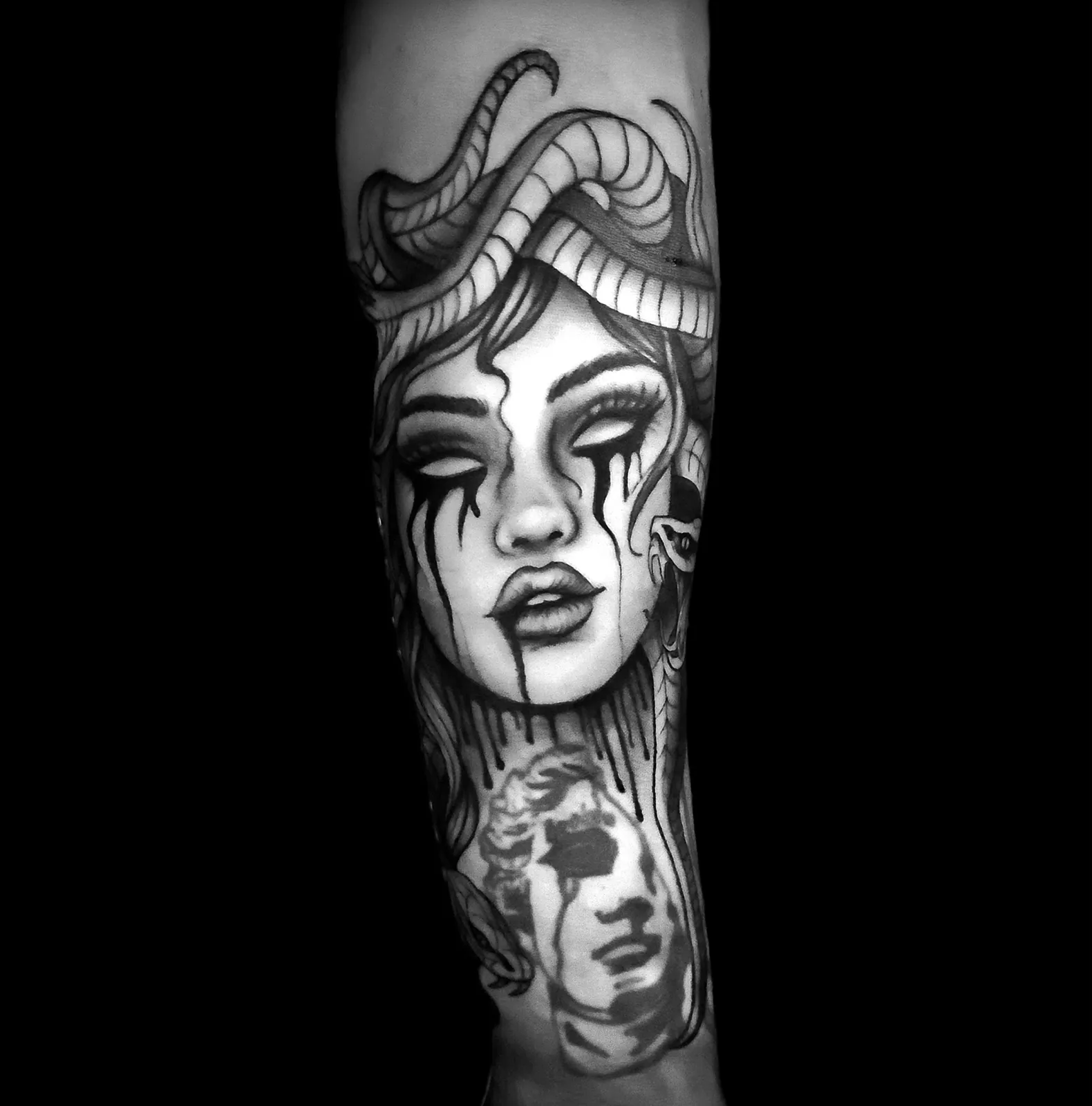 Graficzny tatuaż kobiecej twarzy z rogami i ornamentem na ramieniu, wykonany w PM Tattoo w Legnicy