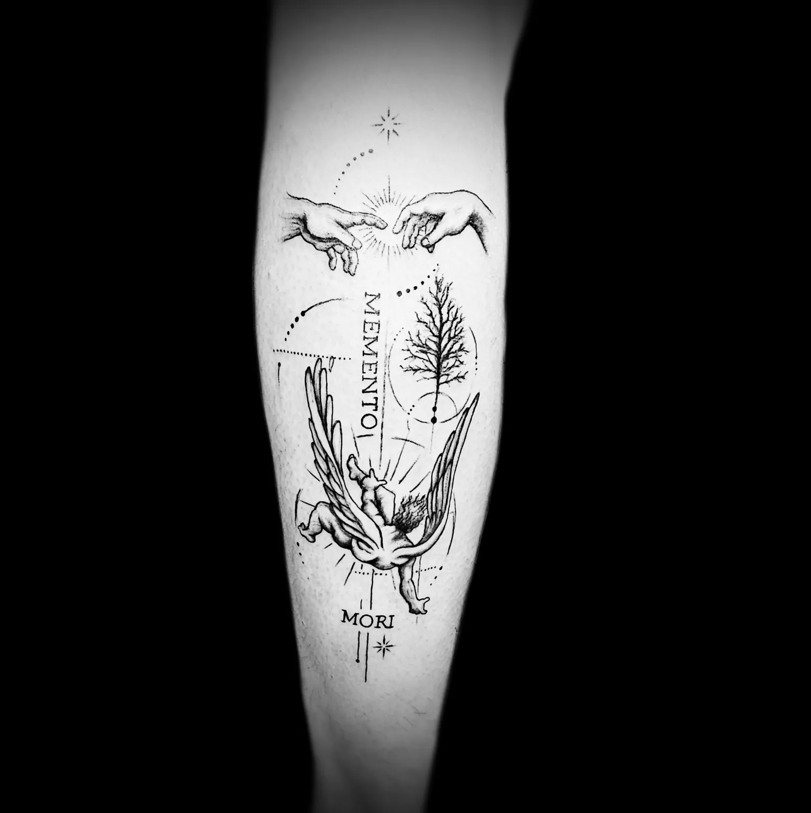 Tatuaż fine line kompozycji memento mori z dłońmi i napisem na łydce, wykonany w PM Tattoo w Legnicy