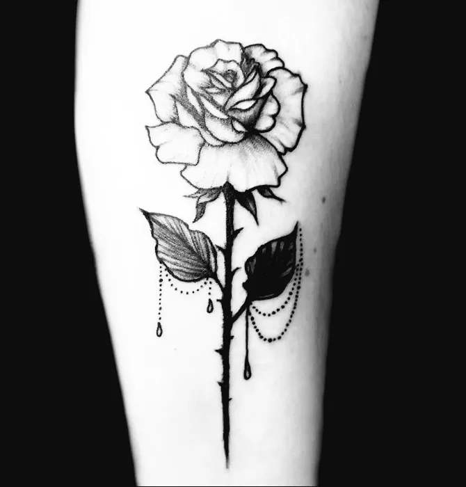 Delikatny tatuaż róży z łańcuszkiem na przedramieniu, wykonany w PM Tattoo w Legnicy