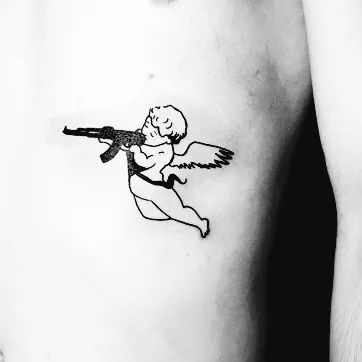 Graficzny tatuaż cherubina wykonany zdecydowaną kreską na boku, wykonany w PM Tattoo w Legnicy