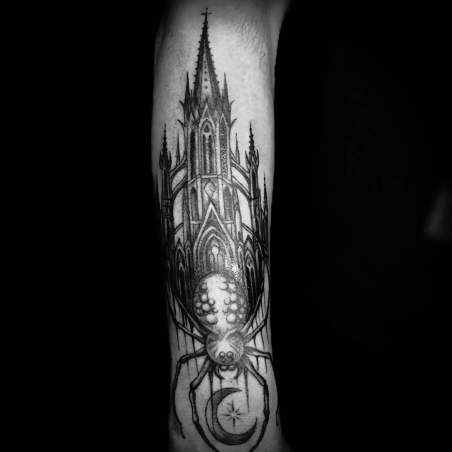 Blackwork tatuaż gotyckiej katedry z pająkiem na przedramieniu, wykonany w PM Tattoo w Legnicy